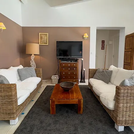 Superbe Avec Piscine A Proximite De La 4*